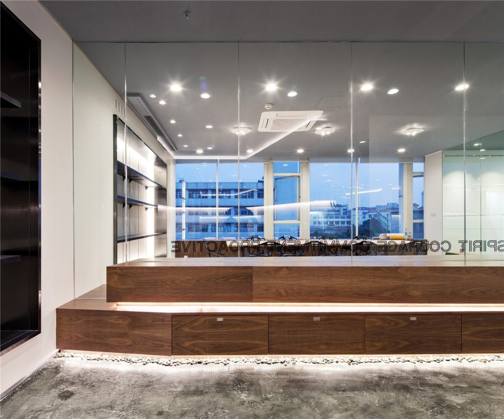 暖白色簡約風辦公室裝修設計暖木色階梯式座椅 暖白色簡約風辦公室裝修設計暖木色階梯式座椅