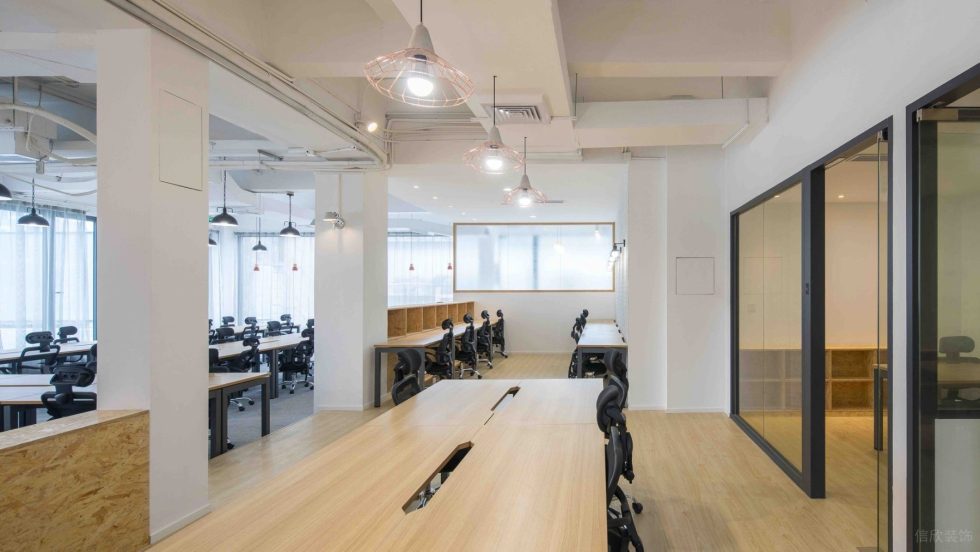 輕工業(yè)風(fēng)格辦公室裝修設(shè)計(jì)淺色系辦公大廳