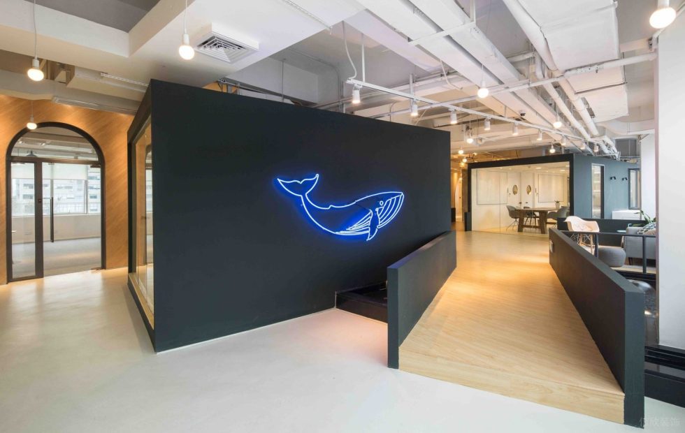 輕工業風格辦公室裝修設計深色企業logo形象墻 輕工業風格辦公室裝修設計深色企業logo形象墻