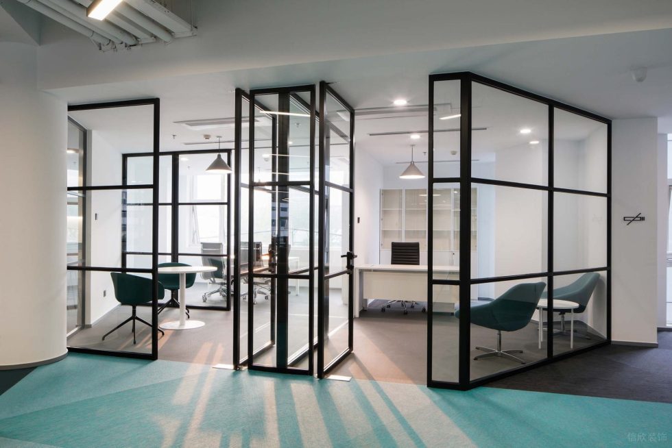 深青色現(xiàn)代風辦公室裝修設計黑色鋁合金玻璃隔斷 深青色現(xiàn)代風辦公室裝修設計黑色鋁合金玻璃隔斷