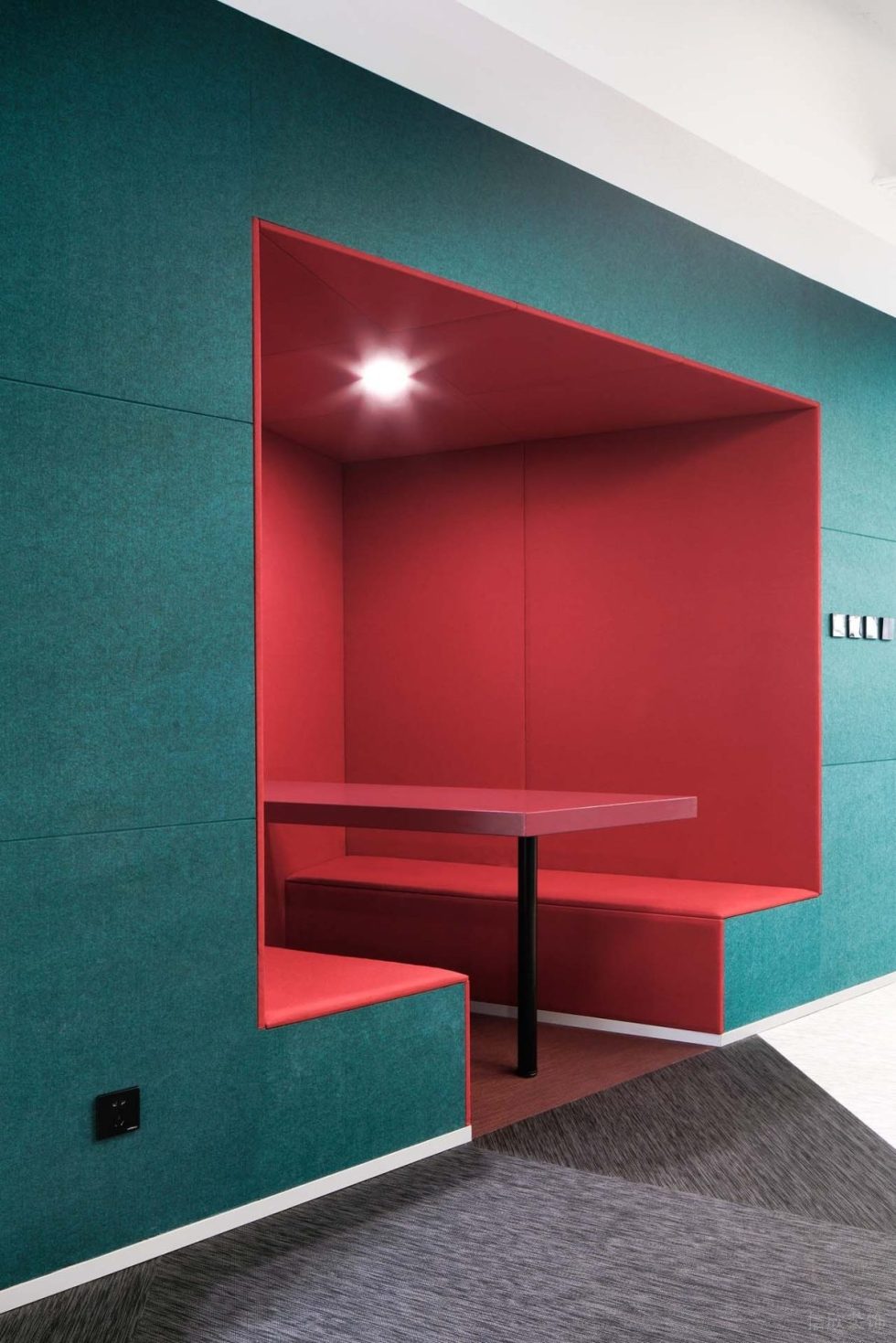 深青色現(xiàn)代風辦公室裝修設計青紅色洽談卡座 深青色現(xiàn)代風辦公室裝修設計青紅色洽談卡座