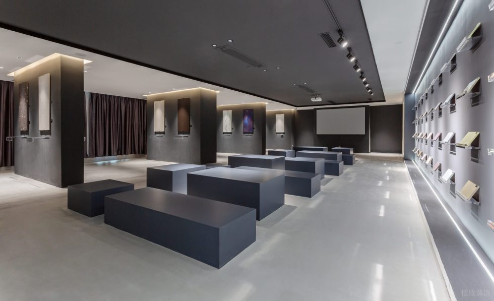現(xiàn)代簡(jiǎn)約風(fēng)瓷磚陳列展廳裝修設(shè)計(jì)案例 黑色瓷磚陳列墻暖光燈帶