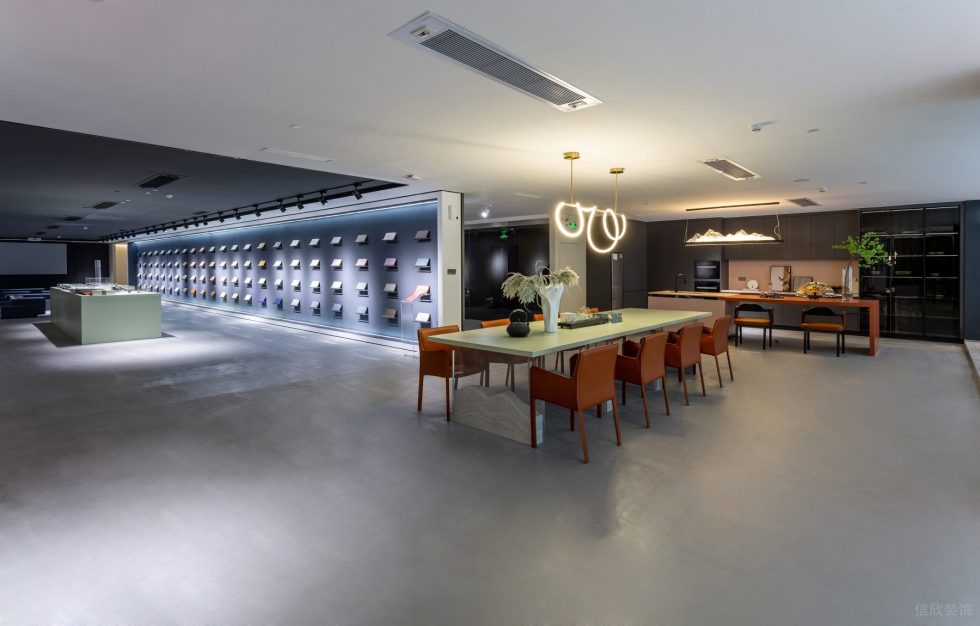 現(xiàn)代簡(jiǎn)約風(fēng)瓷磚陳列展廳裝修設(shè)計(jì)案例 綠色中島臺(tái)桌面及橙色椅子