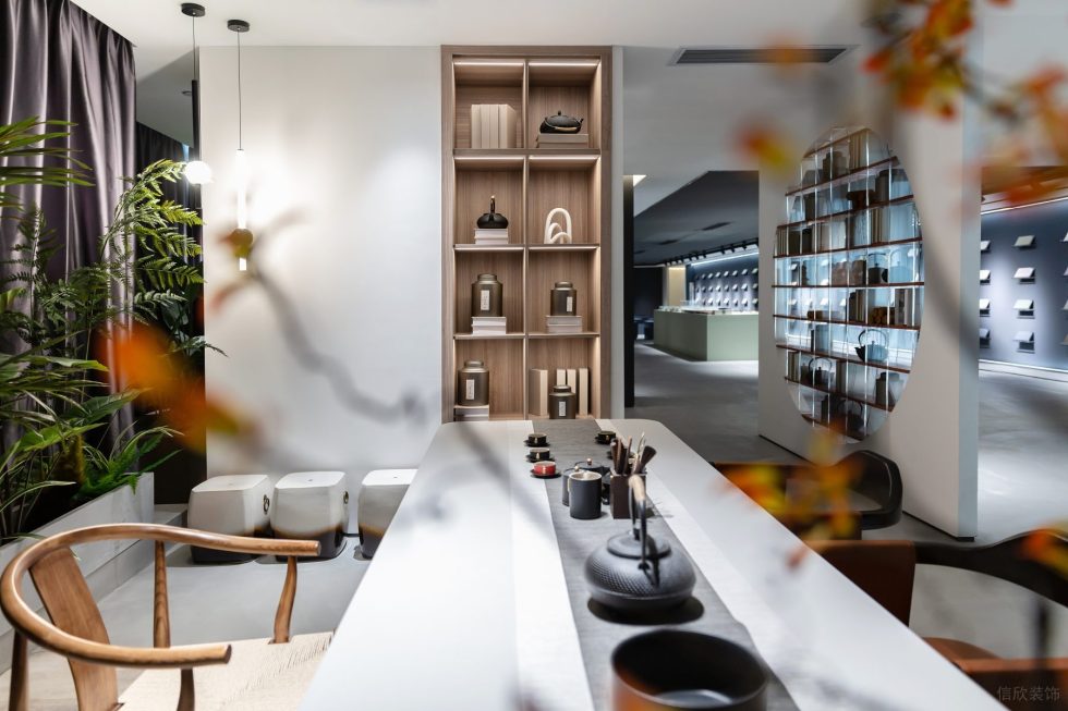 現(xiàn)代簡(jiǎn)約風(fēng)瓷磚陳列展廳裝修設(shè)計(jì)案例 入墻式木質(zhì)裝飾柜及小綠植