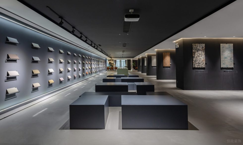 現(xiàn)代簡(jiǎn)約風(fēng)瓷磚陳列展廳裝修設(shè)計(jì)案例 深灰色幾何造型坐凳