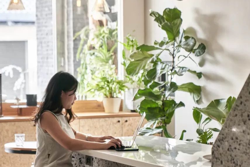 現(xiàn)代簡約風(fēng)咖啡廳高矮不一線性垂吊燈設(shè)計(jì)效果圖