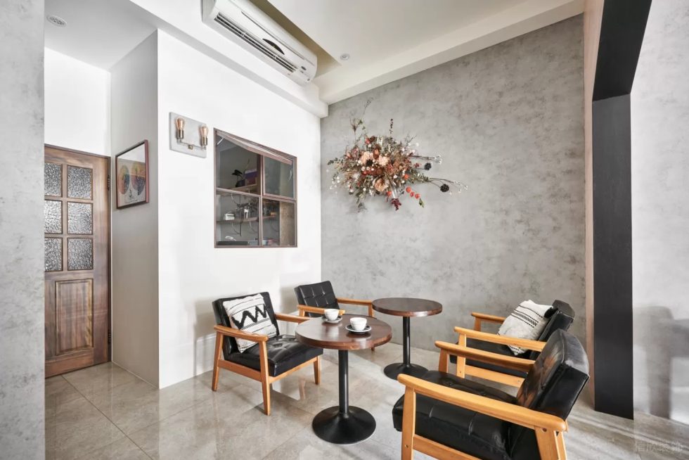 現(xiàn)代簡約風(fēng)咖啡廳卡座區(qū)雙色墻面裝修對(duì)比圖