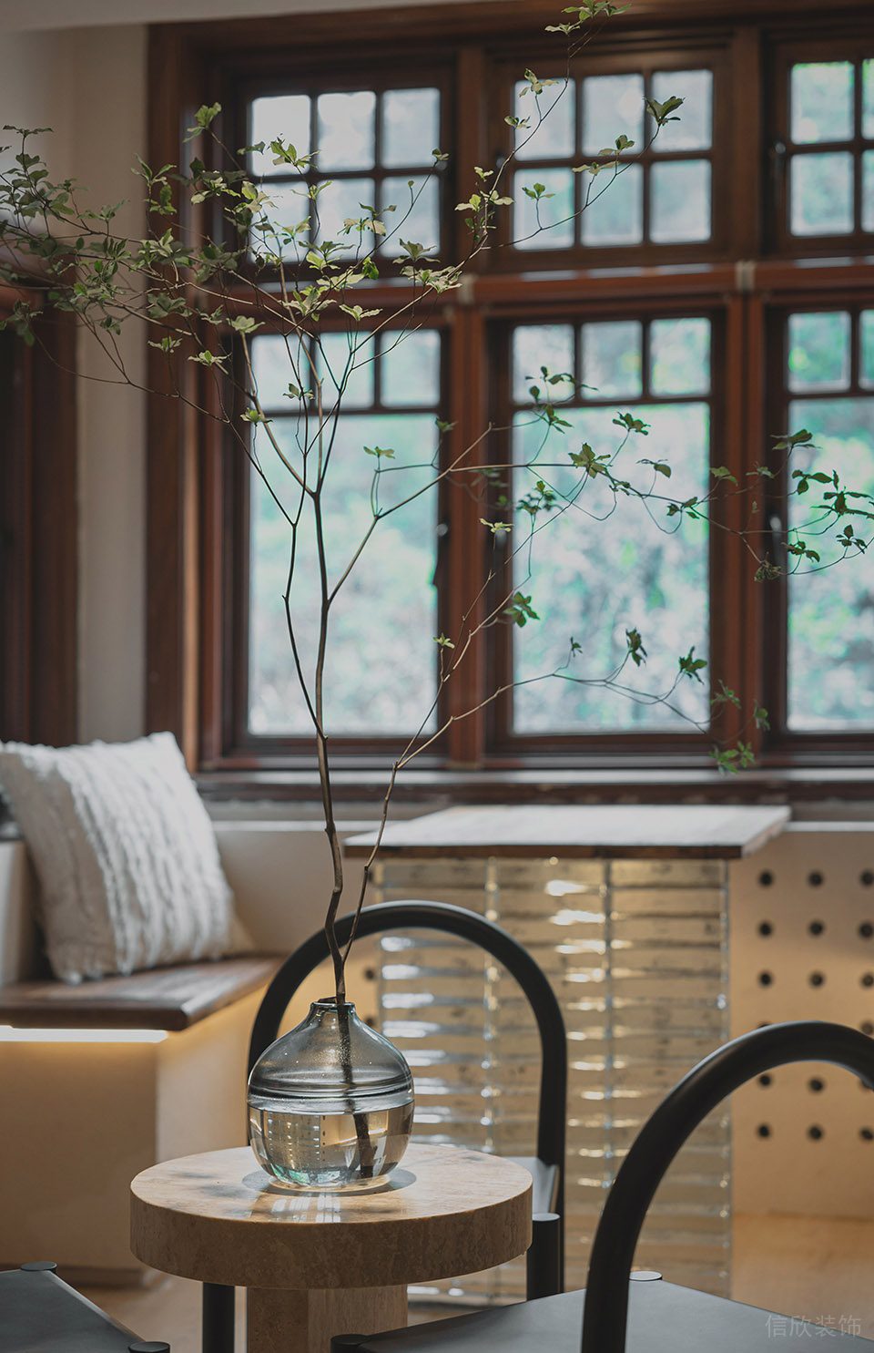 原木奶油風(fēng)咖啡廳紅木窗戶設(shè)計(jì)效果圖