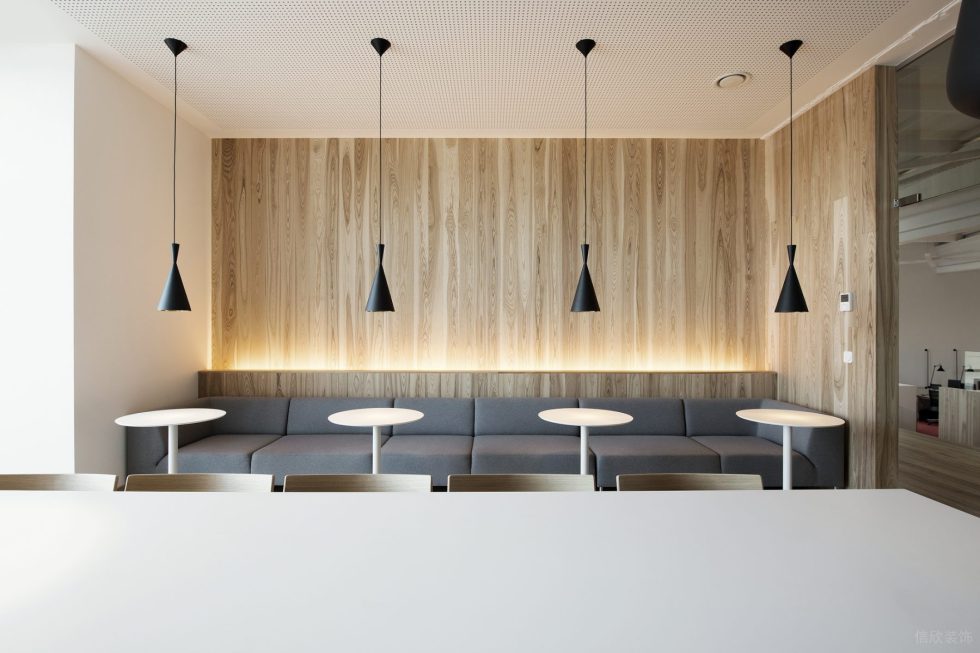 自然原木風(fēng)辦公室裝修設(shè)計(jì)灰色沙發(fā)休閑區(qū)