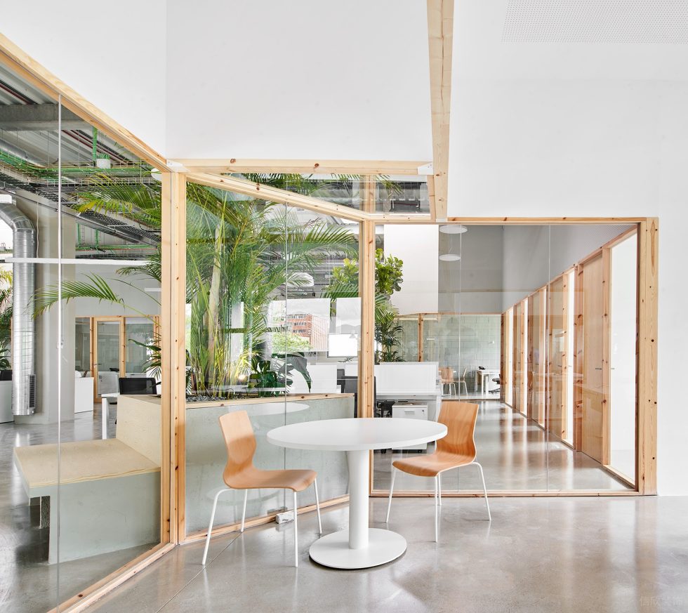 素木色簡(jiǎn)約自然風(fēng)辦公室裝修設(shè)計(jì)白木色經(jīng)理辦公室洽談區(qū) 素木色簡(jiǎn)約自然風(fēng)辦公室裝修設(shè)計(jì)白木色經(jīng)理辦公室洽談區(qū)