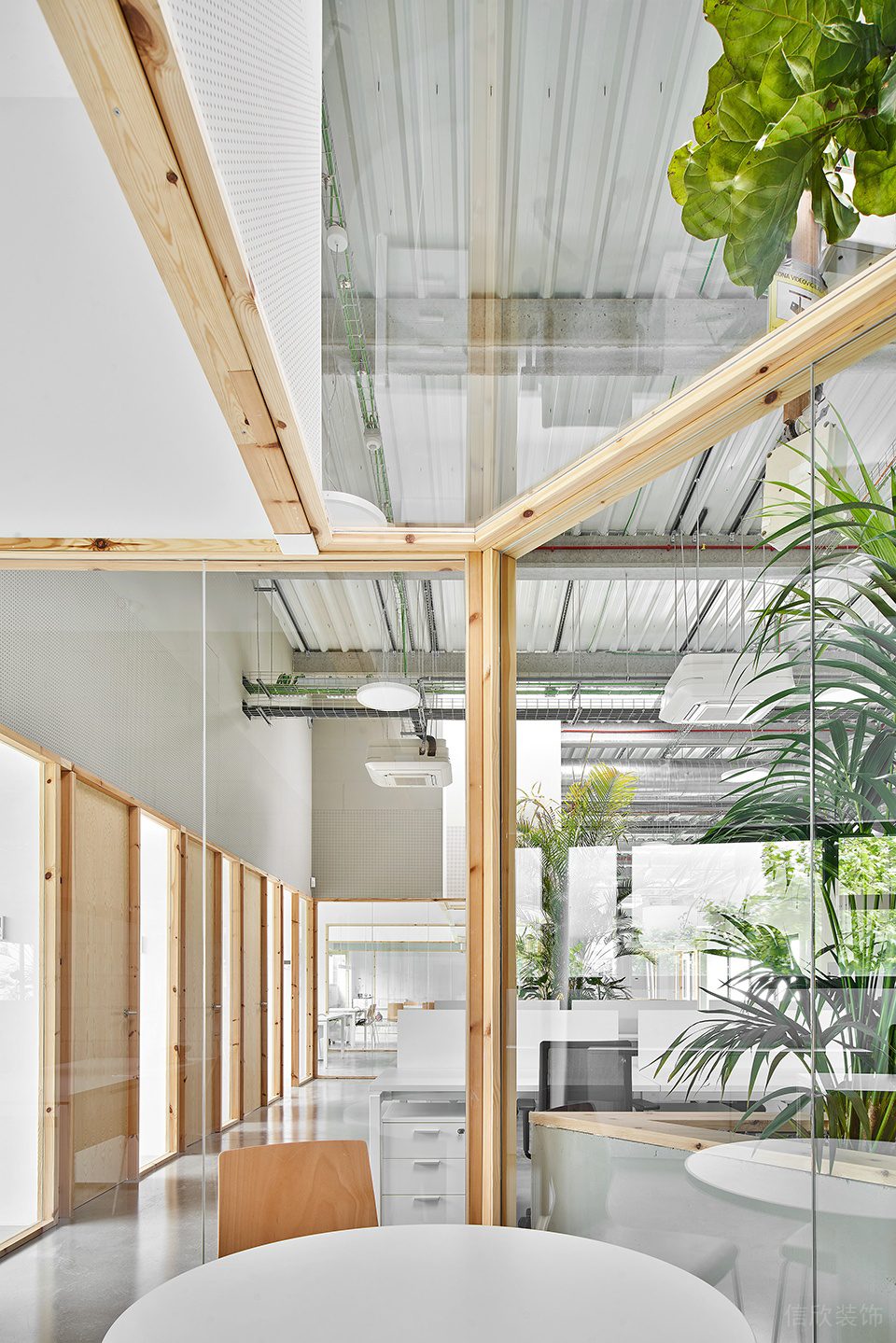 素木色簡(jiǎn)約自然風(fēng)辦公室裝修設(shè)計(jì)原木色邊框玻璃隔斷 素木色簡(jiǎn)約自然風(fēng)辦公室裝修設(shè)計(jì)原木色邊框玻璃隔斷