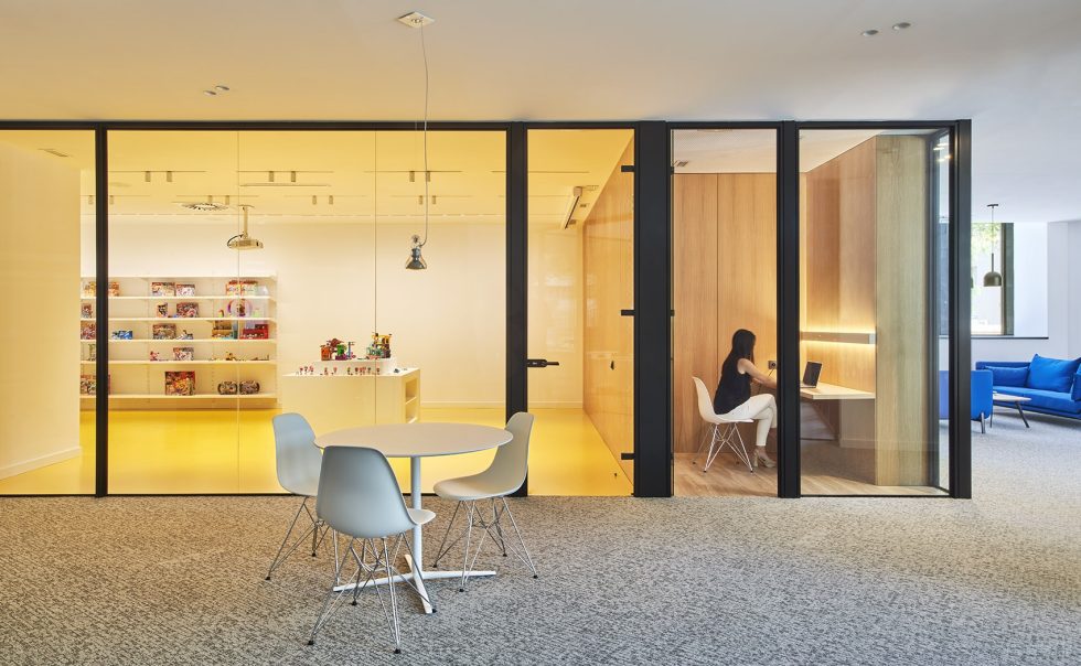 清淡色現(xiàn)代簡(jiǎn)約風(fēng)辦公室裝修設(shè)計(jì)純白色圓形洽談桌 清淡色現(xiàn)代簡(jiǎn)約風(fēng)辦公室裝修設(shè)計(jì)純白色圓形洽談桌