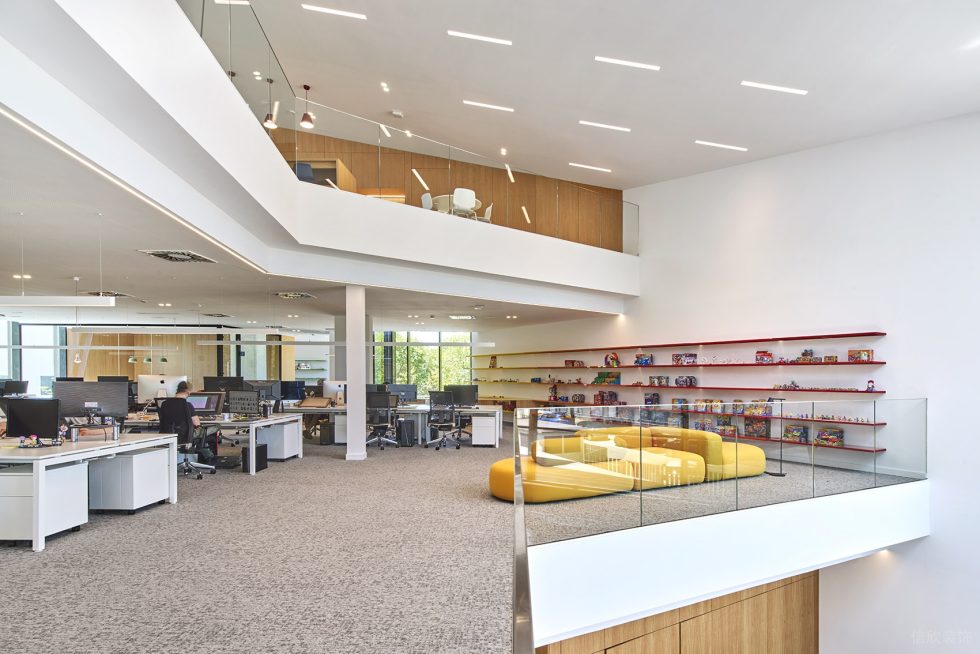 清淡色現(xiàn)代簡(jiǎn)約風(fēng)辦公室裝修設(shè)計(jì)亮黃色休閑沙發(fā) 清淡色現(xiàn)代簡(jiǎn)約風(fēng)辦公室裝修設(shè)計(jì)亮黃色休閑沙發(fā)