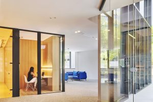 清淡色現(xiàn)代簡約風辦公室裝修設(shè)計暖木色主管辦公區(qū)效果圖