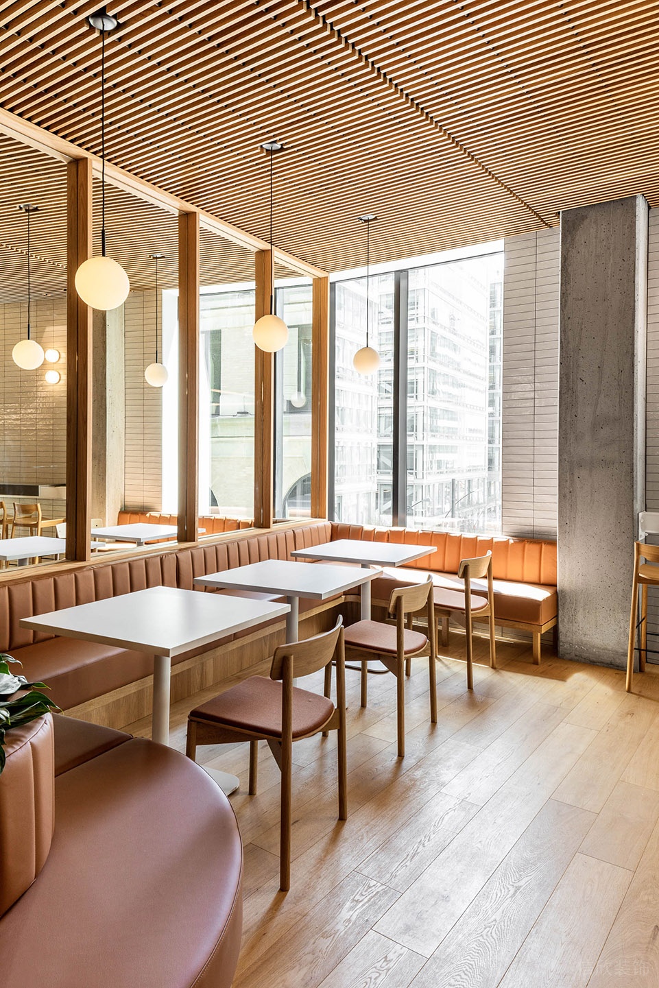 清新現(xiàn)代風(fēng)辦公室裝修設(shè)計(jì)原木色員工餐廳