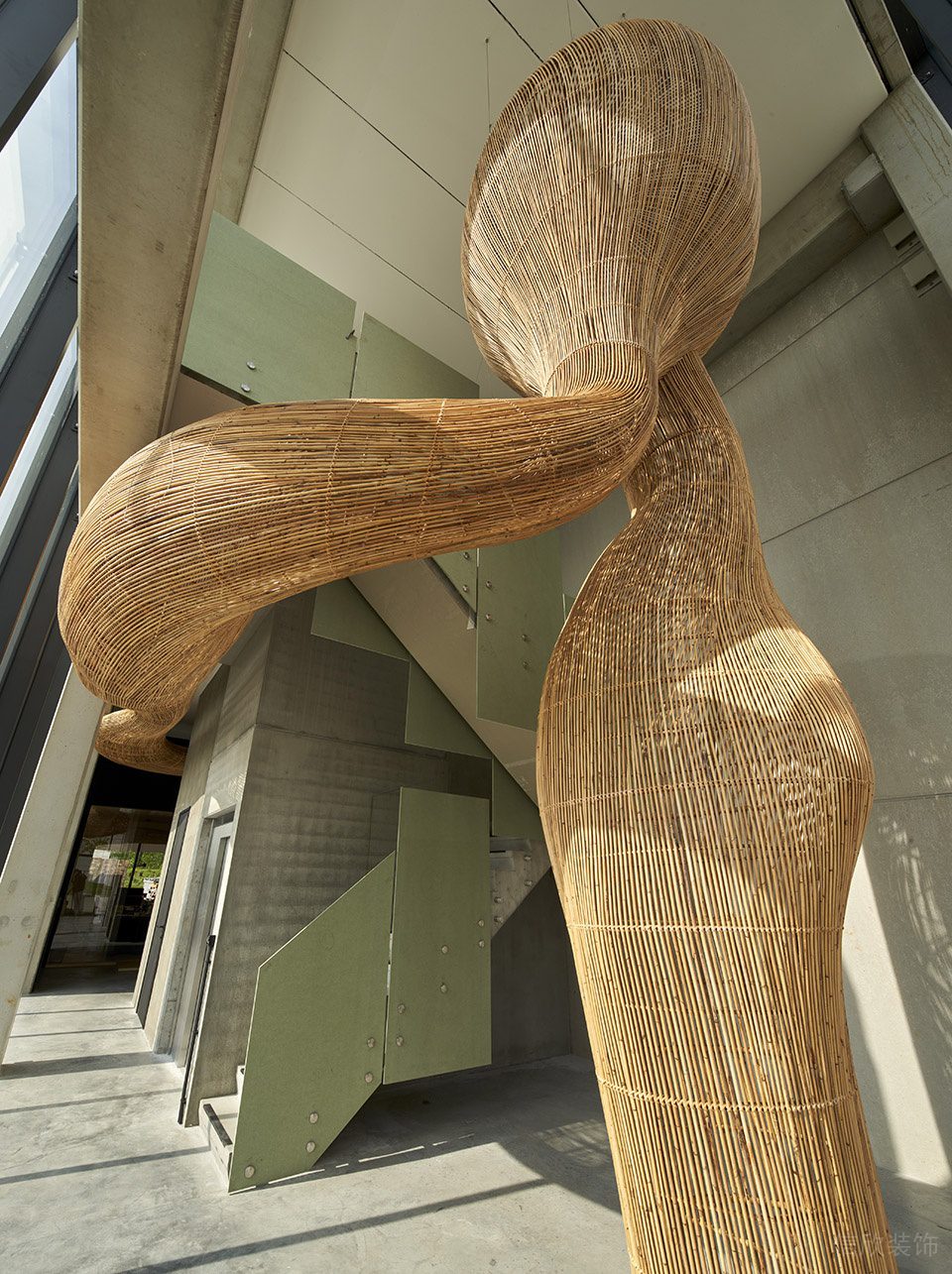 素木色極簡風辦公室裝修設計暖色調竹編藝術裝置 素木色極簡風辦公室裝修設計暖色調竹編藝術裝置