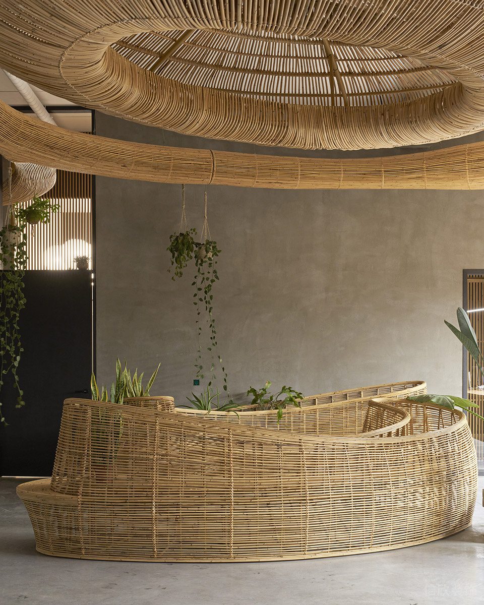 素木色極簡風辦公室裝修設計暖色調竹編圓弧卡座洽談區 素木色極簡風辦公室裝修設計暖色調竹編圓弧卡座洽談區