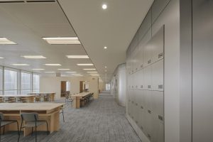 銀灰色現(xiàn)代簡約風辦公室裝修設(shè)計淺木色開放式辦公區(qū)效果圖