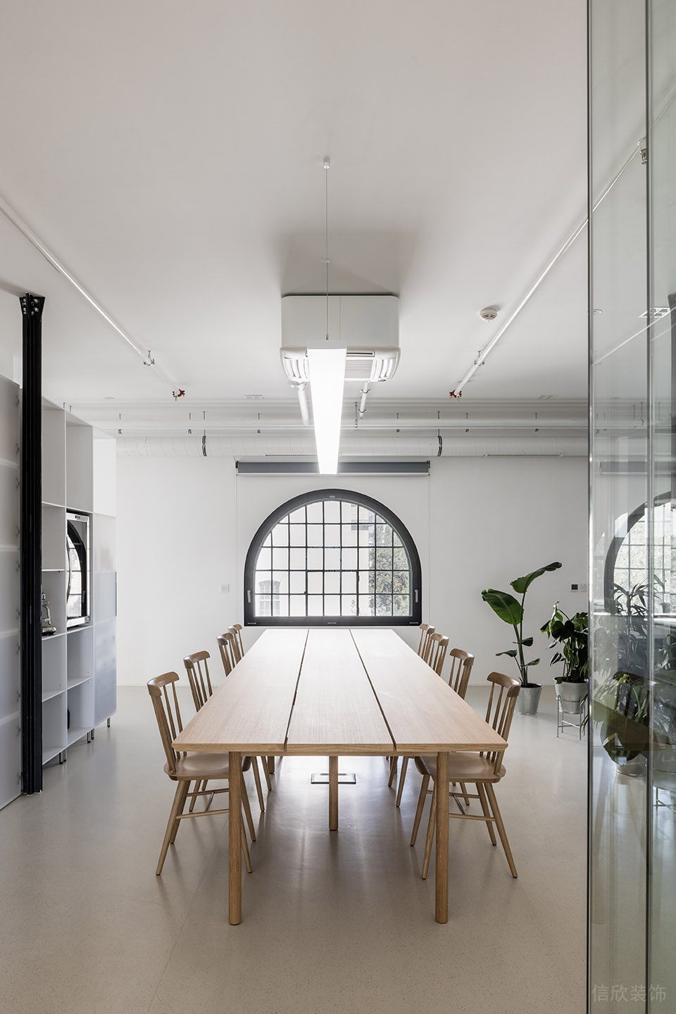 白色簡約自然風辦公室裝修設計原木色長桌 白色簡約自然風辦公室裝修設計原木色長桌