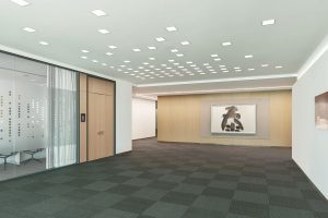 淡色現(xiàn)代風(fēng)辦公室裝修設(shè)計淺色調(diào)過廊效果圖