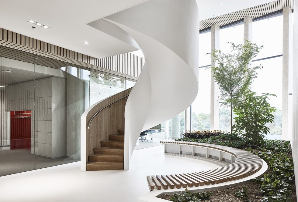 淡色系現代極簡風辦公室裝修設計白色系樓梯廳 淡色系現代極簡風辦公室裝修設計白色系樓梯廳