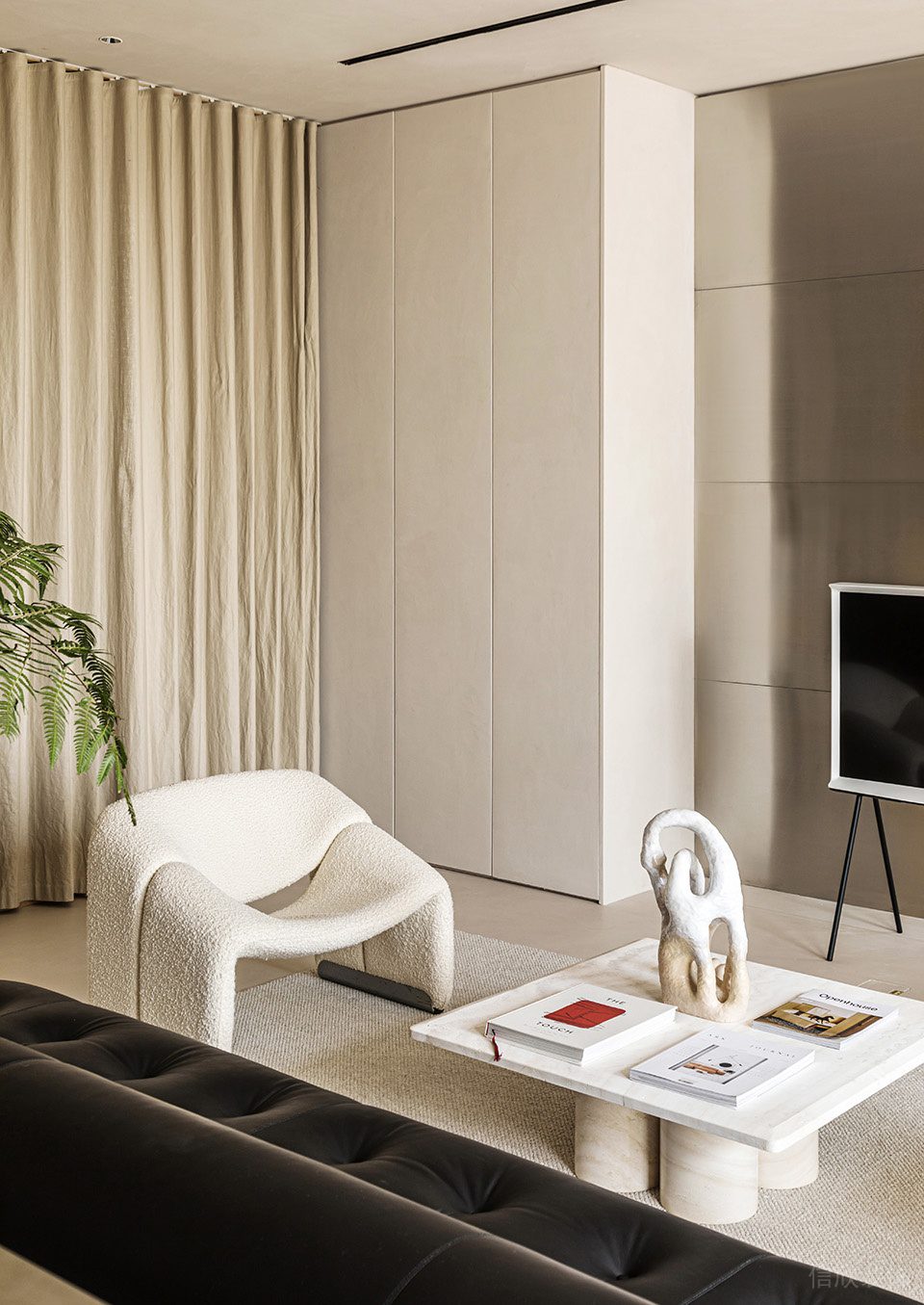 淡色原木簡約風辦公室裝修設計米白色單人沙發 淡色原木簡約風辦公室裝修設計米白色單人沙發