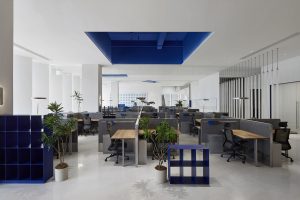 灰白色現(xiàn)代風(fēng)格辦公室裝修設(shè)計灰白色辦公大廳效果圖