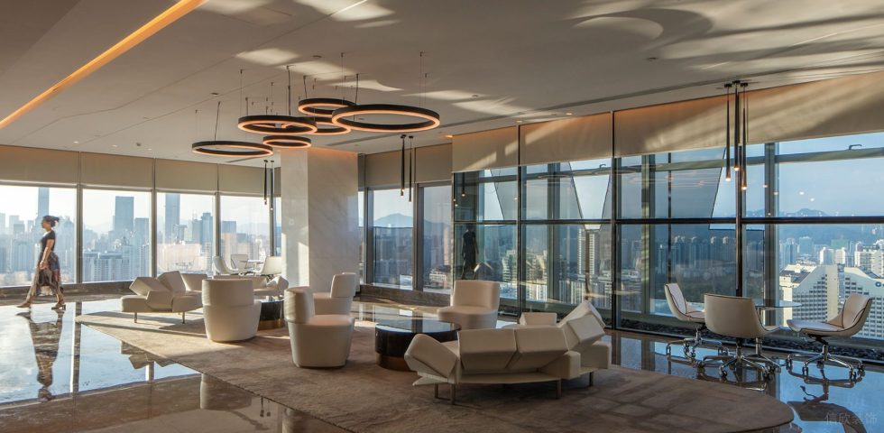 暖色調(diào)現(xiàn)代輕奢風辦公室裝修設計暖白色會客洽談區(qū)效果圖