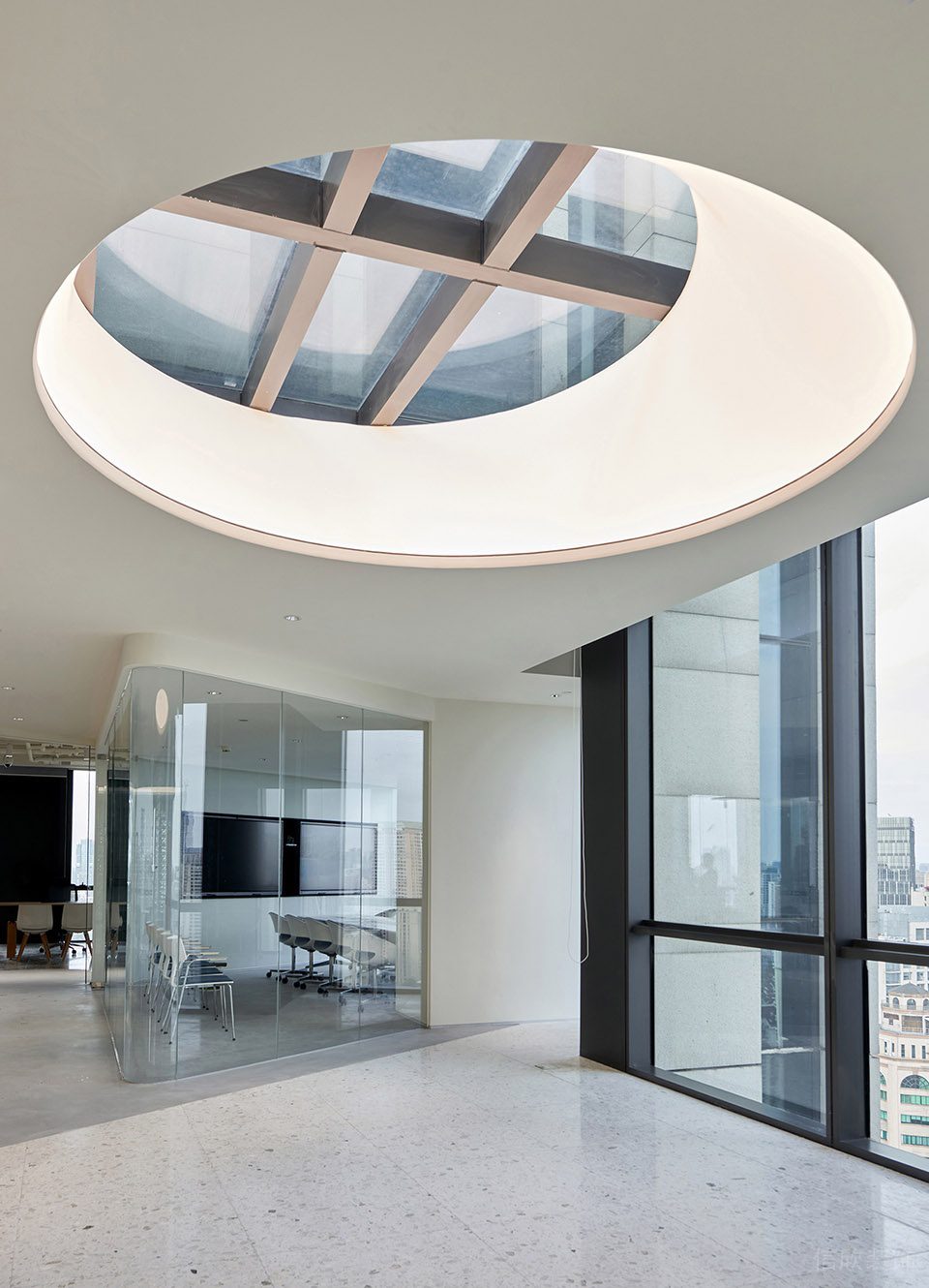暖色黑白灰極簡風(fēng)辦公室裝修設(shè)計(jì)白色圓形天窗 暖色黑白灰極簡風(fēng)辦公室裝修設(shè)計(jì)白色圓形天窗