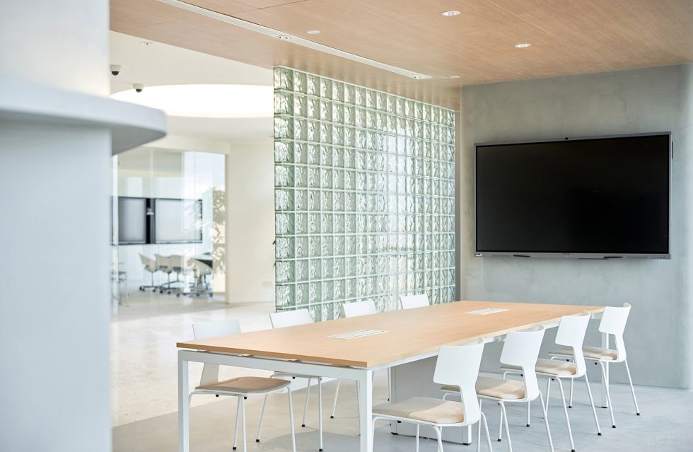 暖色黑白灰極簡風(fēng)辦公室裝修設(shè)計(jì)暖灰色接待洽談區(qū) 暖色黑白灰極簡風(fēng)辦公室裝修設(shè)計(jì)暖灰色接待洽談區(qū)