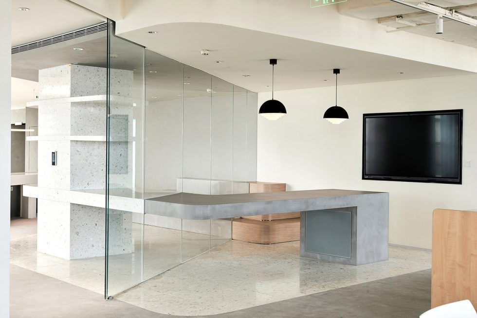 暖色黑白灰極簡風(fēng)辦公室裝修設(shè)計(jì)灰白色展示區(qū)效果圖