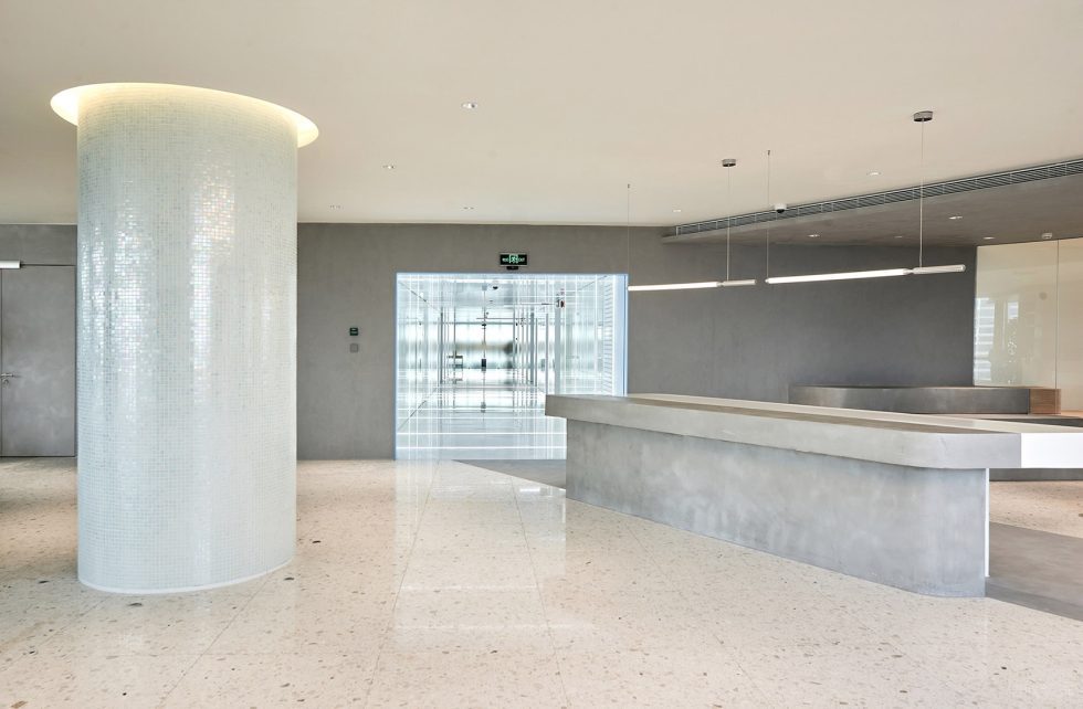 暖色黑白灰極簡風(fēng)辦公室裝修設(shè)計(jì)白色馬賽克圓柱 暖色黑白灰極簡風(fēng)辦公室裝修設(shè)計(jì)白色馬賽克圓柱