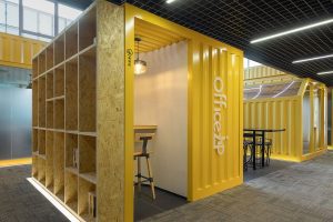 暖色現(xiàn)代風(fēng)辦公室裝修設(shè)計亮黃色走廊效果圖