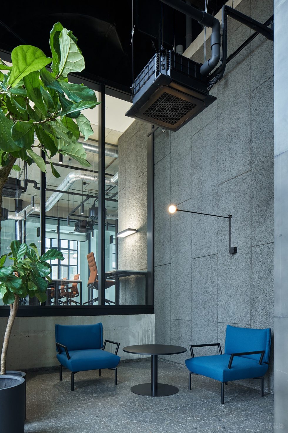 深色工業風辦公室裝修設計灰藍色休息區 深色工業風辦公室裝修設計灰藍色休息區