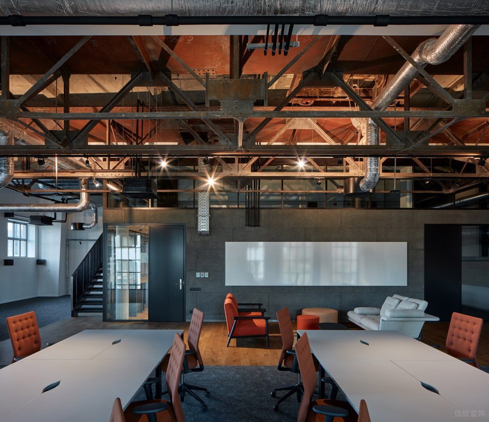 深色工業風辦公室裝修設計暖灰色辦公區 深色工業風辦公室裝修設計暖灰色辦公區