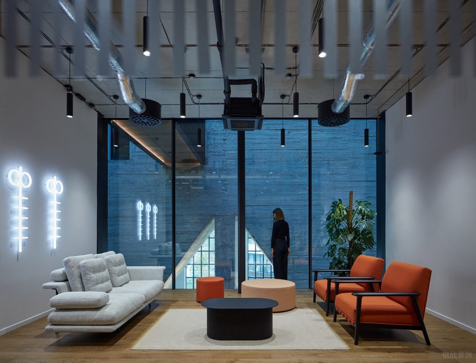 深色工業風辦公室裝修設計暖色調會客接待室 深色工業風辦公室裝修設計暖色調會客接待室