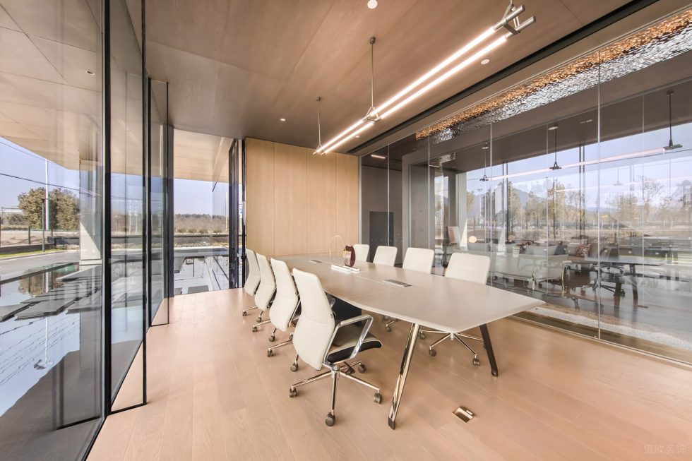 原木質感灰色調現代簡約風辦公室裝修設計原木色會議室 原木質感灰色調現代簡約風辦公室裝修設計原木色會議室