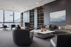 原木質(zhì)感灰色調(diào)現(xiàn)代簡約風辦公室裝修設(shè)計灰色調(diào)總裁辦公室效果圖