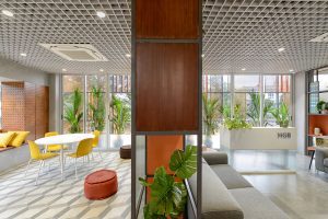 鮮色調(diào)簡約風辦公室裝修設(shè)計亮色調(diào)前廳效果圖