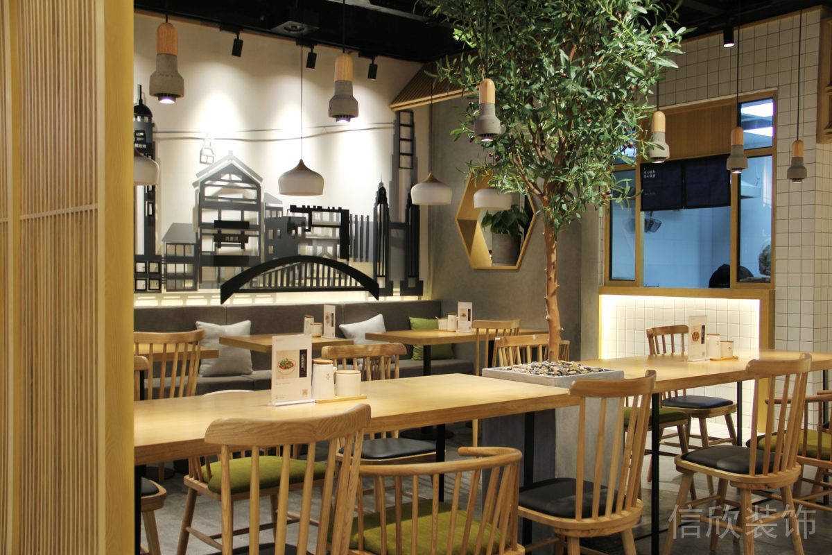 深圳福田蓮花村重慶面館餐桌椅之間綠植裝修設(shè)計