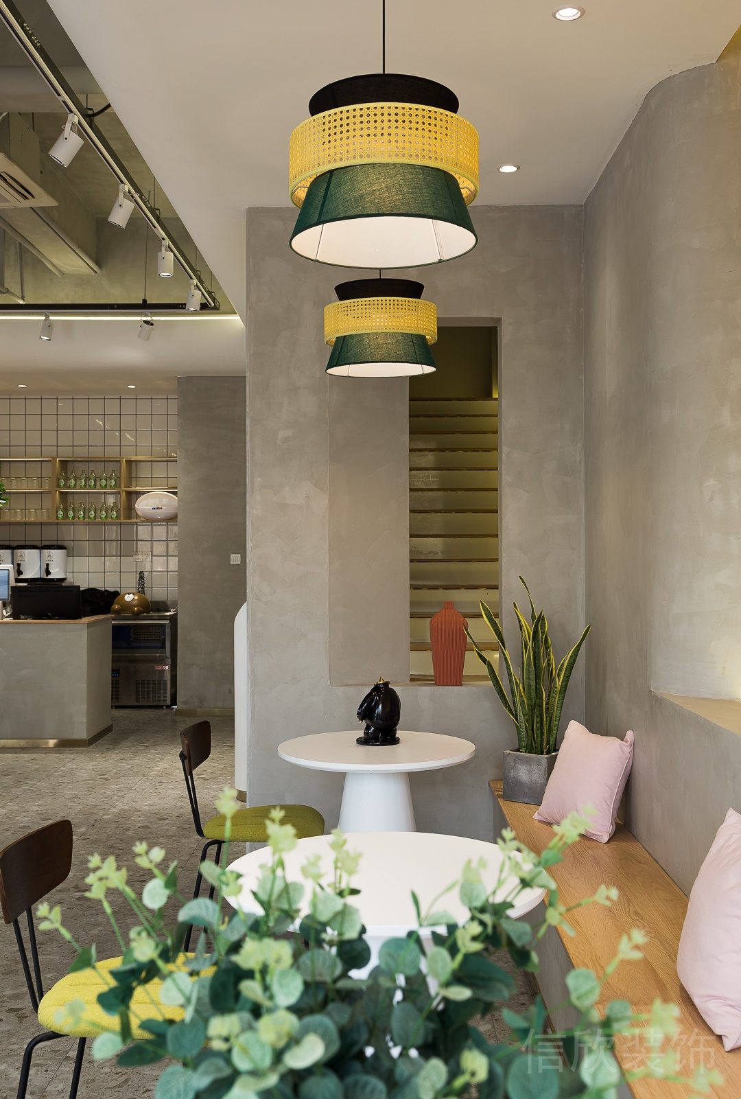 深圳南山白石洲茉里蛋糕店小圓桌餐區(qū)裝修