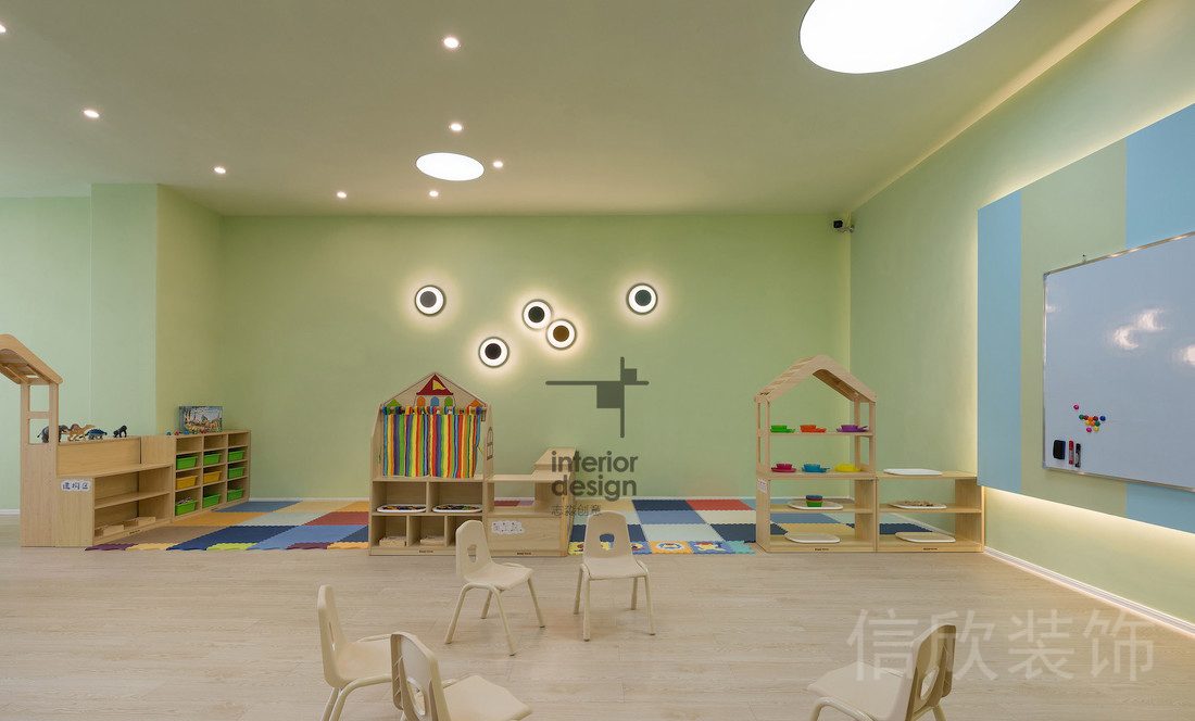 財富大廈瓏瓏兒童培訓中心裝修設(shè)計兒童多功能活動教室房屋式鏤空木柜