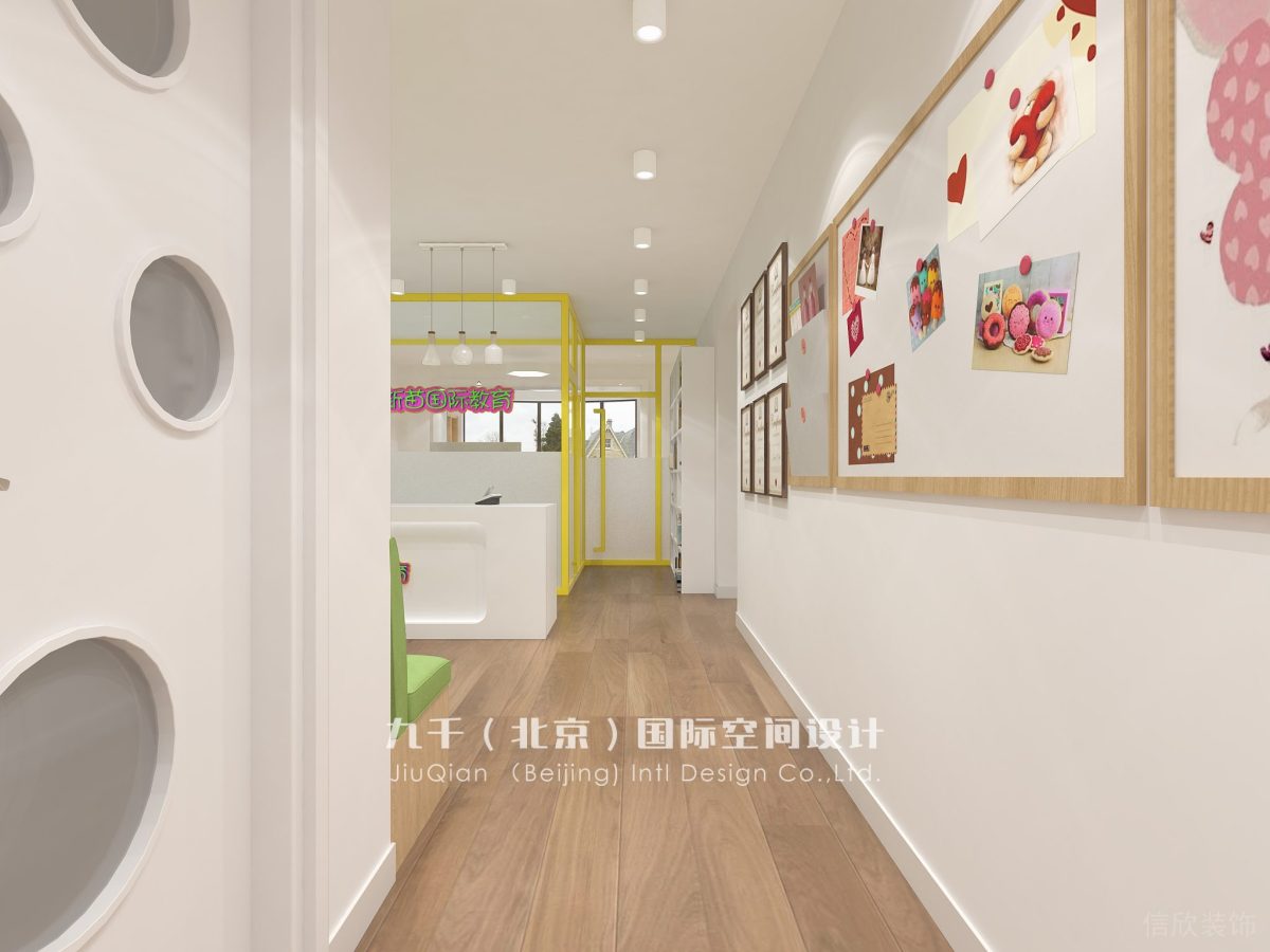 深圳市寶安區(qū)西鄉(xiāng)白鹿廣場新苗國際教育中心過道視角幼兒培訓(xùn)教育機(jī)構(gòu)白班墻壁木框形象版裝修設(shè)計(jì)