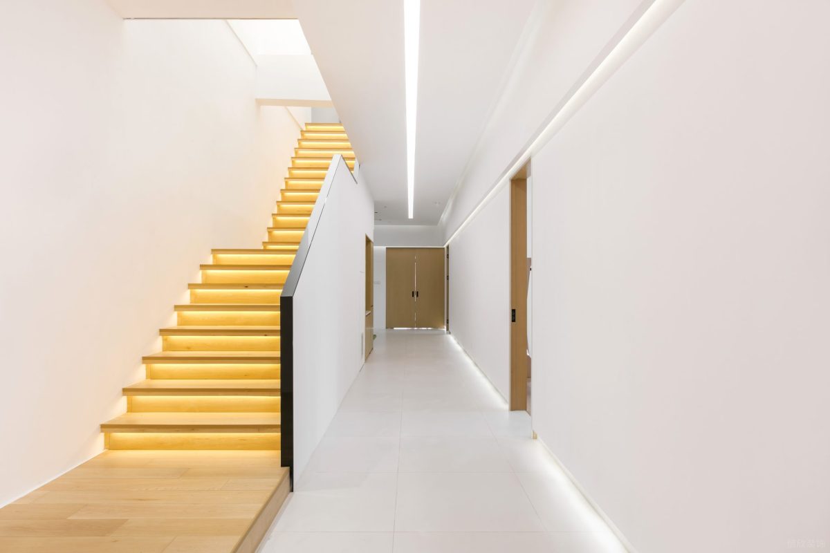 復式辦公室樓梯過道木飾面設計