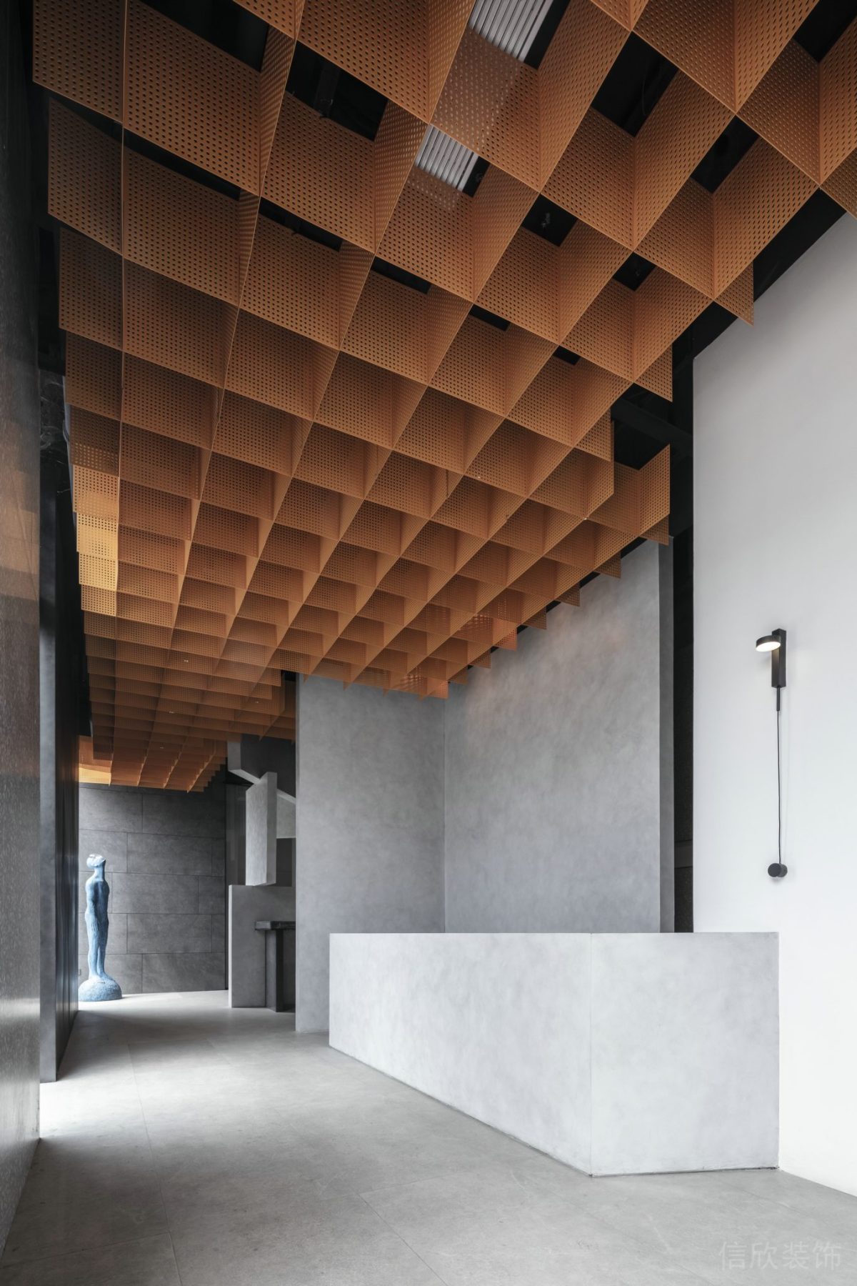 蜂窩式網(wǎng)狀格紋設(shè)計灰墻過道