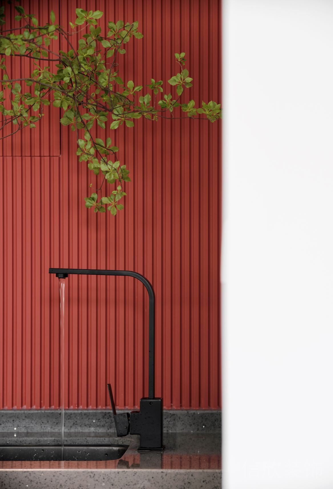 古典現(xiàn)代簡(jiǎn)約風(fēng)辦公空間書(shū)吧區(qū)紅色格柵裝修設(shè)計(jì)