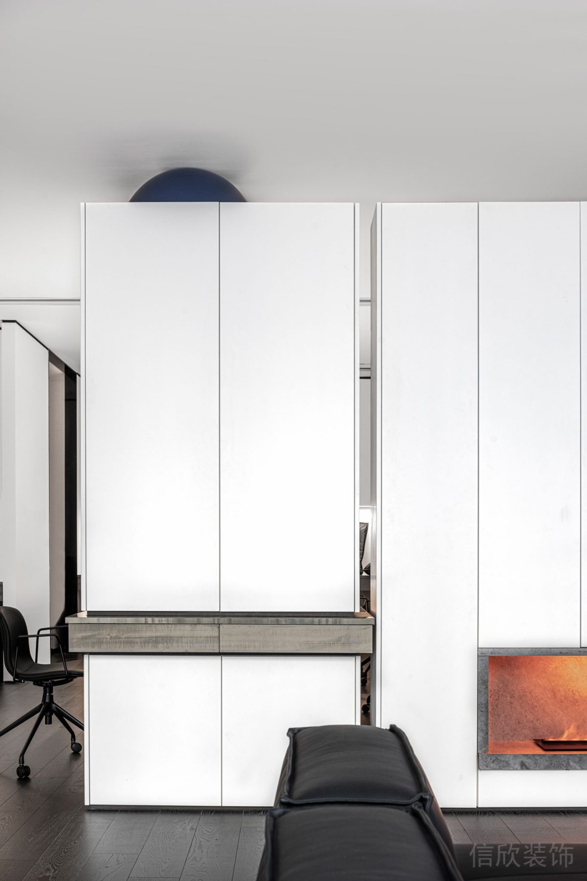 黑白色現(xiàn)代風格辦公空間過道墻面壁爐裝修設(shè)計