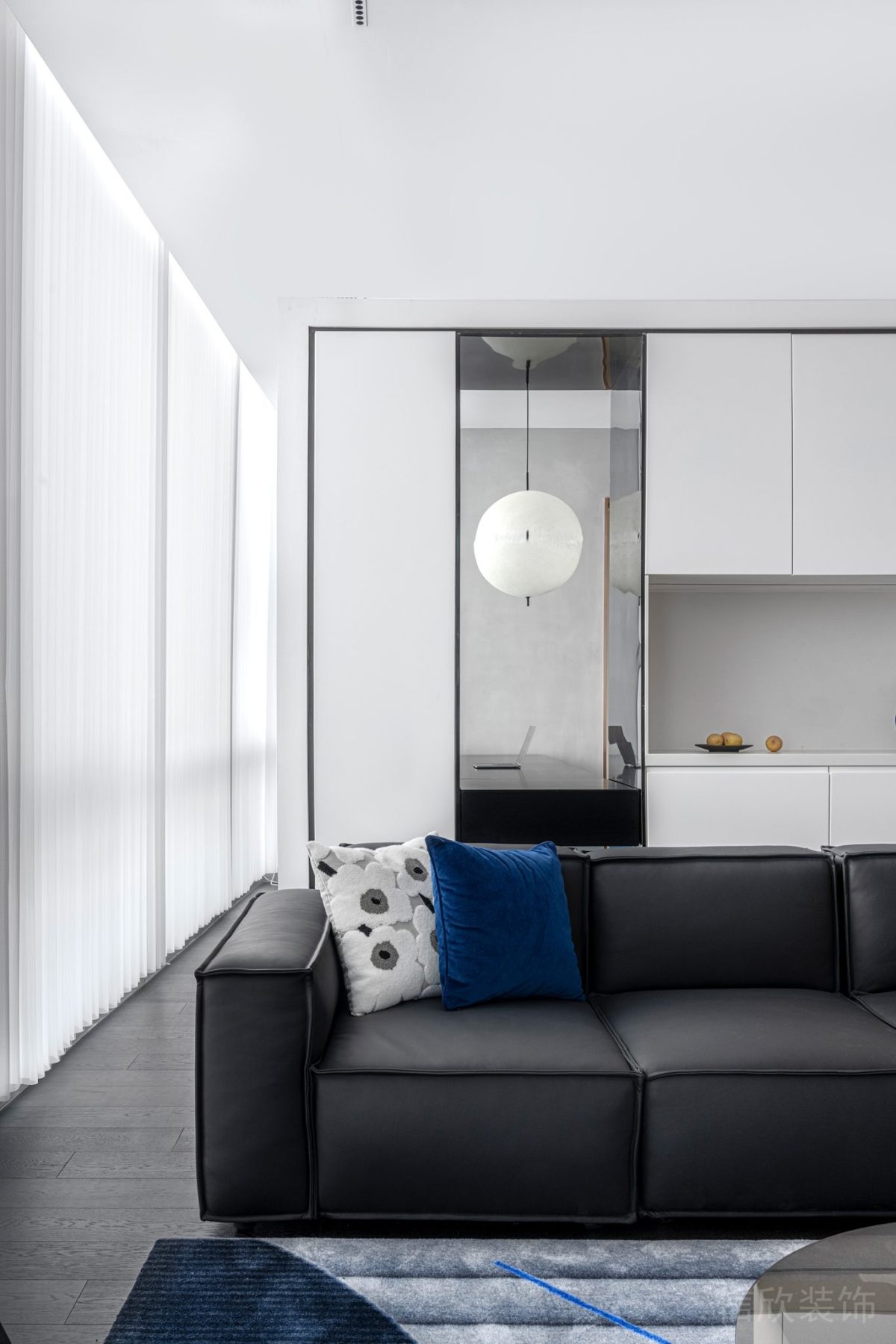 黑白色現(xiàn)代風格辦公空間休息區(qū)白色柜體裝修設(shè)計