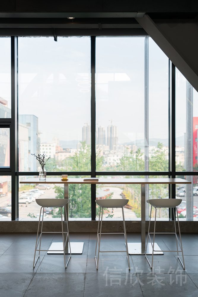 極簡風桌椅落地式玻璃窗休息區設計