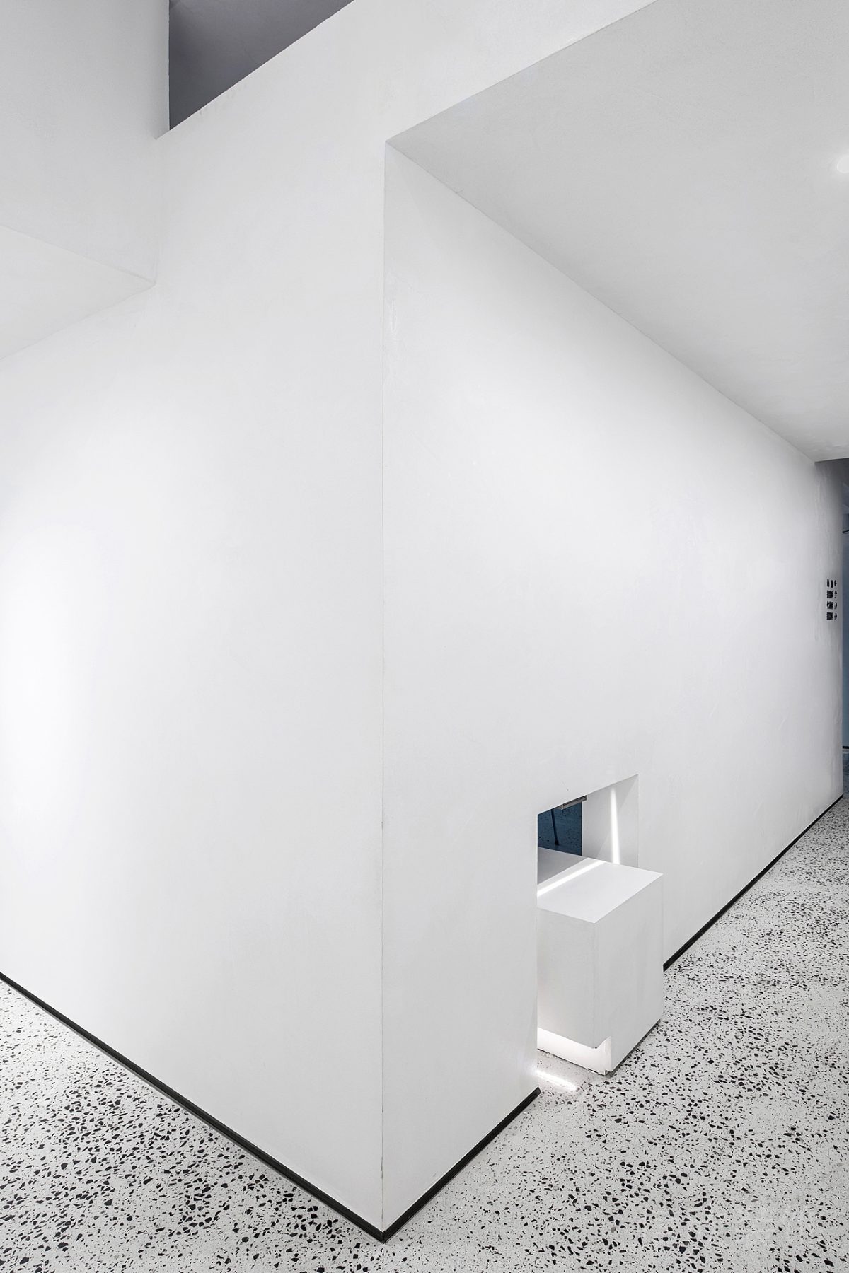 藍(lán)白極簡(jiǎn)風(fēng)攝影工作室過(guò)道墻面設(shè)計(jì)